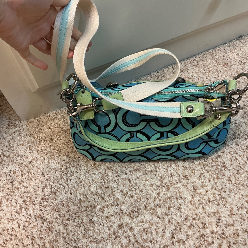 New blue & green small Coach crossbody/shoulderbag with chain details in front. - Picture 2 of 6